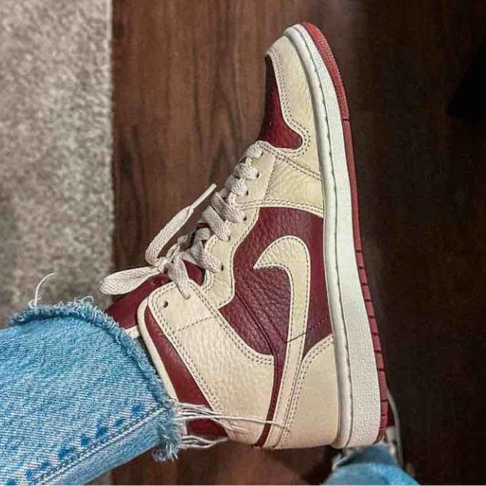 NEW Women’s Air Jordan 1 Mid SE
Shoes - Picture 12 of 17